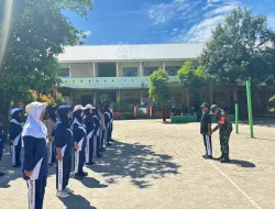 Babinsa Koramil 1405-01/Ujung Latih Disiplin Siswa Melalui Materi PBB di SMP Negeri 1 Parepare