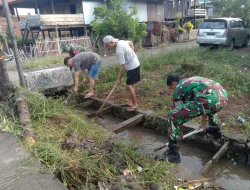 Babinsa Koramil 1404-03/Mattiro Bulu Bersama Warga Laksanakan Kerja Bakti Pembersihan Drainase