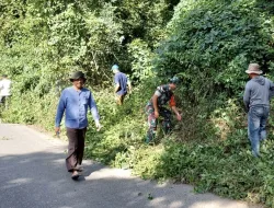 Babinsa Koramil Tiro Bersama Warga Gelar Gotong Royong Bersihkan Lingkungan Desa Rabo