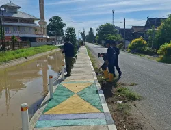 Babinsa Koramil 1404-02/Mattiro Sompe Bersama Warga Bersihkan Pinggir Jalan Raya