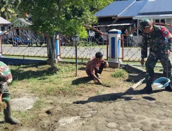 Personil Babinsa Posramil Teupah Barat Dan Warga Laksanakan Gotong Royong