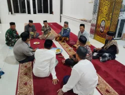 Babinsa Koramil 1404/Paleteang dan Bhabinkamtibmas Shalat Subuh Berjamaah Dengan Warga