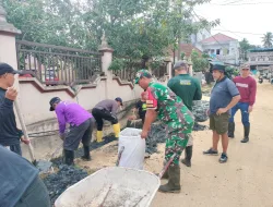 Jaga Kebersihan wilayah,Babinsa Koramil 0907/01 Tartim Dan Warga Bersihkan Drainase