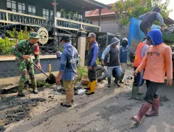 Babinsa Koramil 1404-04/Paleteang Bersama Warga Kerja Bakti Bersihkan Drainase