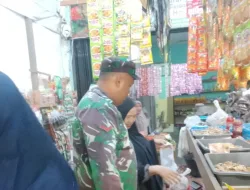 Pastikan Harga Sembako Stabil Dipasaran Babinsa Koramil 02/Seunagan Turun Langsung Ke Lapangan
