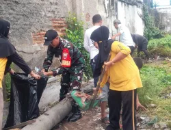 Babinsa Koramil 1405-01/Ujung Gelar Karya Bhakti, Bersihkan Lingkungan di Jl. Andi Cammi Parepare