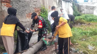 Babinsa Koramil 1405-01/Ujung Gelar Karya Bhakti, Bersihkan Lingkungan di Jl. Andi Cammi Parepare