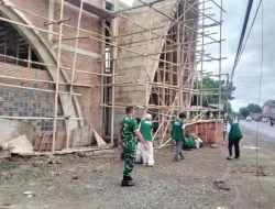 Babinsa Koramil 1404-06/Duampanua Ajak Mahasiswa KKN Kerja Bakti Bersihkan Masjid