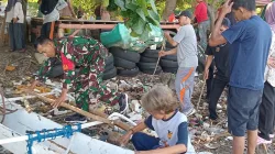 Babinsa 1405-01/Ujung Bersama ASN dan Warga Gelar Kerja Bakti Bersihkan Taman Mattirotasi