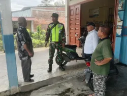 Babinsa Koramil 03 Senagan Timur komsos dengan warga desa binaan