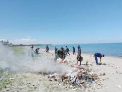 Peduli Kebersihan Lingkungan, Babinsa Koramil 1404-07/Lembang Ajak Warga Kerja Bakti Bersihkan Pantai Kajuanging