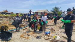 Babinsa Koramil 1404-08/Lanrisang Bersama Warga Gelar Kerja Bakti Bersihkan Lingkungan