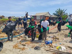 Babinsa Koramil 1404-08/Lanrisang Bersama Warga Gelar Kerja Bakti Bersihkan Lingkungan