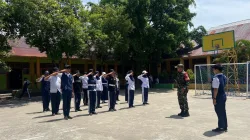 Babinsa Koramil 1405-01/Ujung Latih Disiplin Siswa Melalui PBB di SMP Negeri 1 Parepare