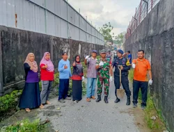 Wujudkan Lingkungan Asri, Babinsa Bersama Warga Gelar Kerja Bakti Bersihkan Bahu Jalan