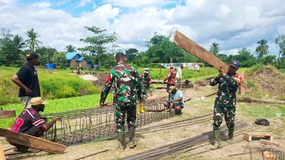 PERAN AKTIF BABINSA MERAUKE, PEMBANGUNAN JEMBATAN GARUDA DI KAMPUNG CANDRA JAYA RESMI DIMULAI