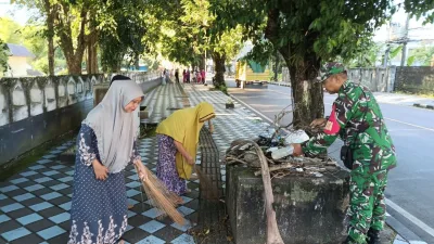 Babinsa 1405-03/Bacukiki Bacukiki Bersama Mahasiswa KKN dan Warga Bersatu Bersihkan Lingkungan Sumpang Minagae