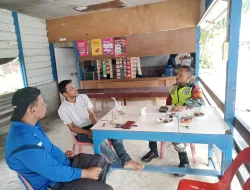 Babinsa Koramil 03 Senagan Timur komsos dengan warga desa binaan