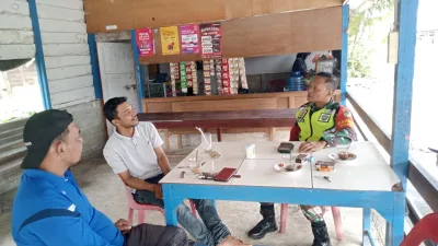 Babinsa Koramil 03 Senagan Timur komsos dengan warga desa binaan