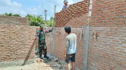 Babinsa Koramil 04/Salang Komsos Dengan Pekerja Bangunan KDKMP