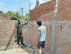 Babinsa Koramil 04/Salang Komsos Dengan Pekerja Bangunan KDKMP
