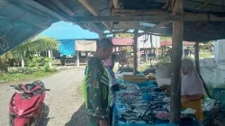 Babinsa Jalin komsos dengan pedagang ikan