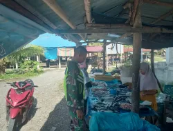 Babinsa Jalin komsos dengan pedagang ikan