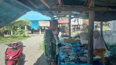 Babinsa Jalin komsos dengan pedagang ikan