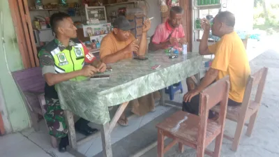 Babinsa Koramil 05/Indra Jaya Gelar Komsos, Serap Informasi Keamanan di Wilayah Binaan