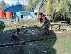 Personil Babinsa Posramil Teupah Barat Dan Warga Laksanakan Gotong Royong Lingkungan Mesjid