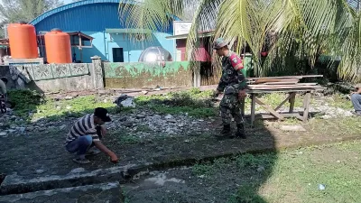 Personil Babinsa Posramil Teupah Barat Dan Warga Laksanakan Gotong Royong Lingkungan Mesjid