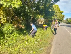 Babinsa Bersama Warga dan Aparatur Desa Gotong Royong Bersihkan Bahu Jalan di Pangge Pilok