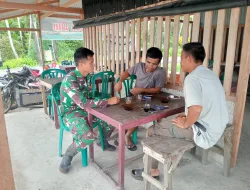 Babinsa Koramil 03/Teupah Selatan Laksanakan Komsos Bersama Warga