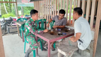 Babinsa Koramil 03/Teupah Selatan Laksanakan Komsos Bersama Warga