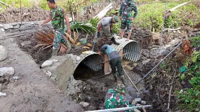 Personel Kodim 0102/Pidie Terus Kebut Pembangunan Jembatan Aramco di Geumpang