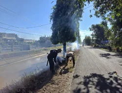 Babinsa Koramil 1404-02/Mattiro Sompe Bersama Warga Bersihkan Jalan