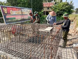 Babinsa Koramil Jajaran Kodim 1405/Parepare Terjun Langsung dalam Pengecoran Jembatan Perintis Garuda, Perkuat Akses dan Kesejahteraan Warga