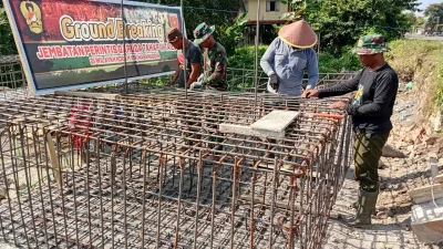 Babinsa Koramil Jajaran Kodim 1405/Parepare Terjun Langsung dalam Pengecoran Jembatan Perintis Garuda, Perkuat Akses dan Kesejahteraan Warga