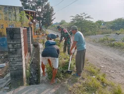 Babinsa Koramil 1404-03/Mattiro Bulu Bersama Warga Laksanakan Kerja Bakti Bersihkan Drainase