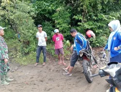 Babinsa 1405-04/Soppeng Riaja Bersama Aparat Desa Himbau Warga Waspada Banjir di Sungai Paddumpu