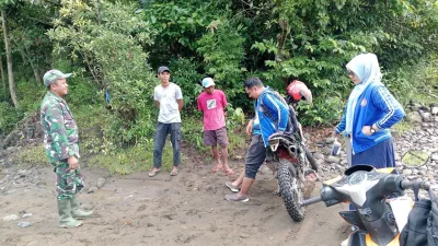 Babinsa 1405-04/Soppeng Riaja Bersama Aparat Desa Himbau Warga Waspada Banjir di Sungai Paddumpu