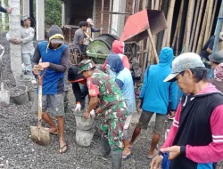 Babinsa Koramil 1404-04/Paleteang Berbaur Bersama Warga, Gotong Royong Pengecoran Tiang Masjid Taqwa