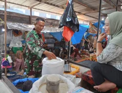 Babinsa Koramil 1404-04/Paleteang Cek Harga Sembako di Pasar Sentral Pinrang