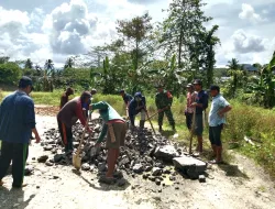 Babinsa Koramil 1405-08/Tanete Riaja Bersama Warga Gotong Royong Timbun Jalan Berlubang Demi Keselamatan Pengguna Jalan