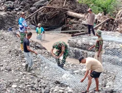 Babinsa Tangse Turun Tangan, Perkuat Bantaran Sungai Pascabanjir di Pidie
