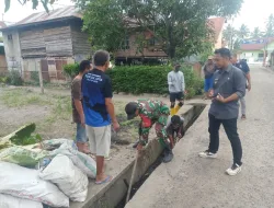 Babinsa Koramil 1404-05/Patampanua Bersama Warga Kerja Bakti Bersihkan Saluran Air