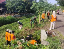 Babinsa Koramil 1404-04/Paleteang Bersama Warga Gelar Kerja Bakti Bersihkan Saluran Pembuangan