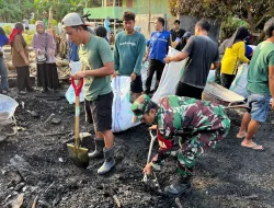 Babinsa Koramil 1405-03/Bacukiki Bersama Mahasiswa KKN dan Warga Gotong Royong Bersihkan Reruntuhan Rumah Pasca Kebakaran di Lumpue