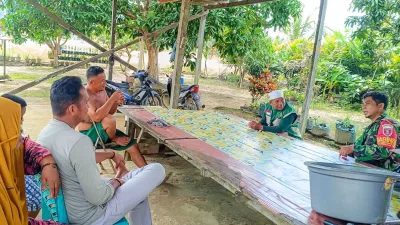 Babinsa Koramil 0907/01 Tartim Monitoring Pengubinan Padi Siap Panen di Mamburungan Timur