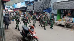 MEMBERI RASA AMAN KEPADA WARGA, ANGGOTA KORAMIL 1703-01/ENAROTALI LAKSANAKAN PATROLI